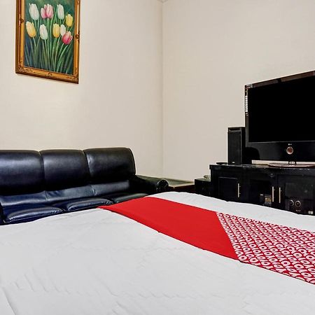 Oyo 90702 Wisma Tobana Kebayoran Mencil Kültér fotó