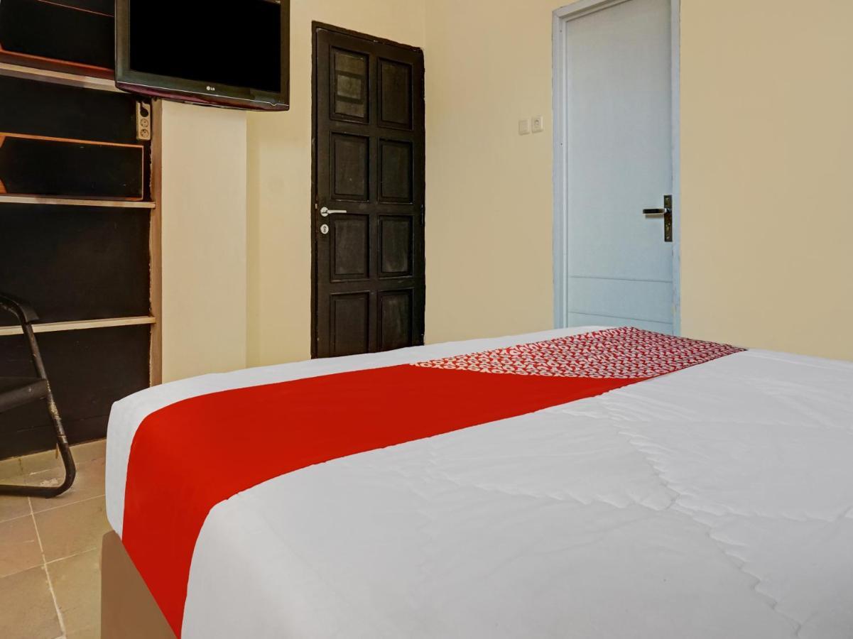 Oyo 90702 Wisma Tobana Kebayoran Mencil Kültér fotó