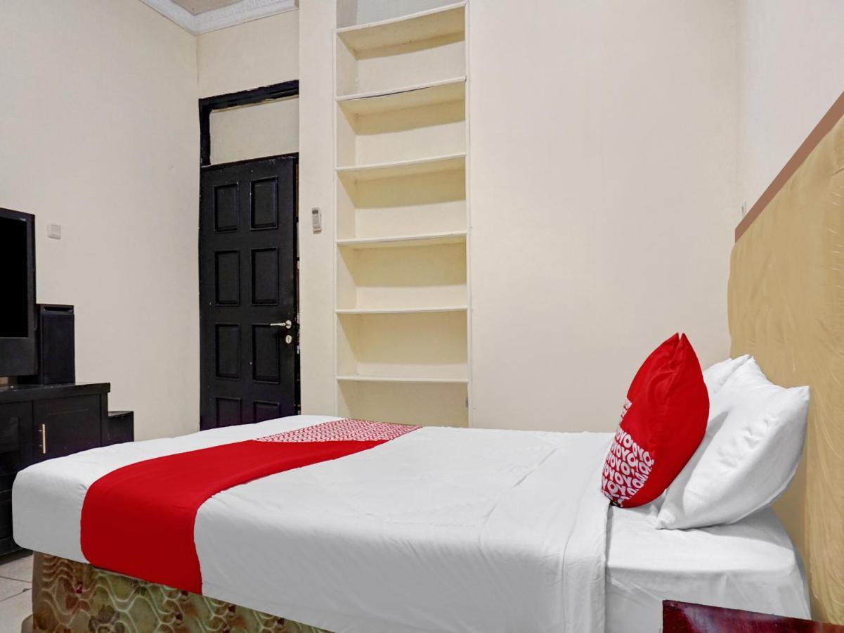 Oyo 90702 Wisma Tobana Kebayoran Mencil Kültér fotó